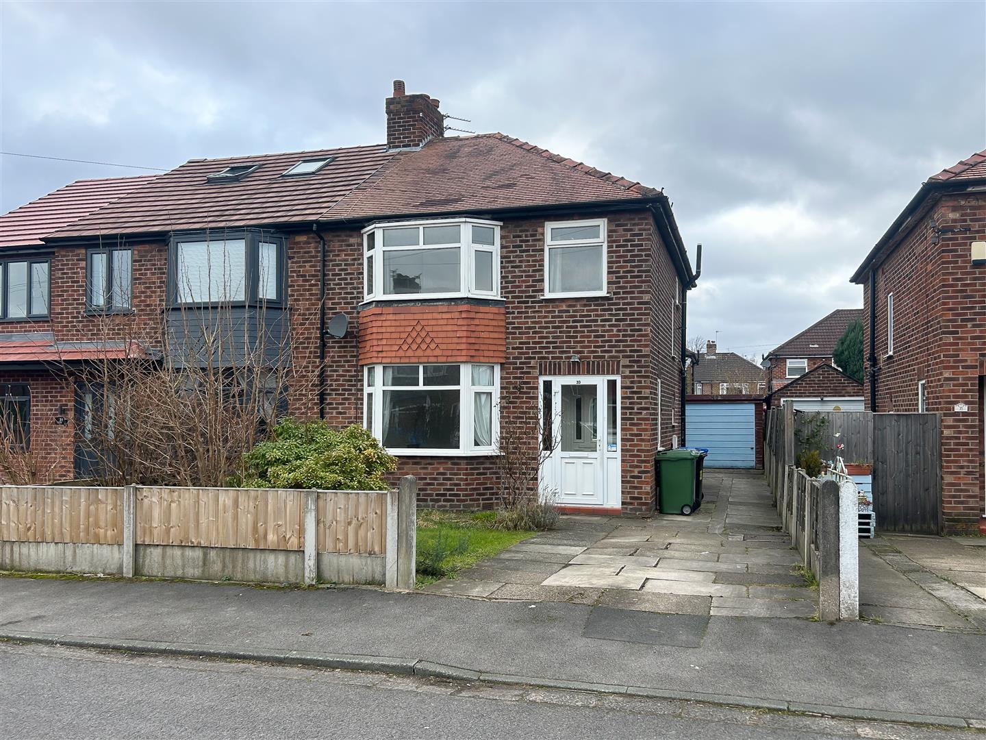 Oak Road, Sale